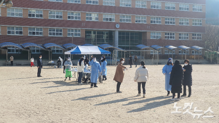 울산 중구 한 중학교에서 확진자가 발생하자 학교 운동장에 임시 선별진료소가 설치됐다. 학생들이 코로나19 진단 검사를 받기 위해 기다리고 있다. 반웅규 기자