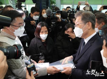 고 김용균 3주기 추모 사진전, 정책제안서 전달받는 이재명