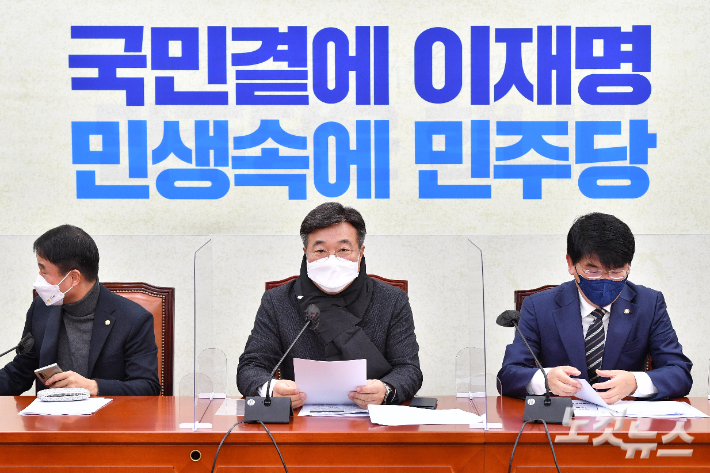 더불어민주당 윤호중 원내대표가 국회에서 열린 원내책회의에서 모두발언을 하고 있다. 박종민 기자