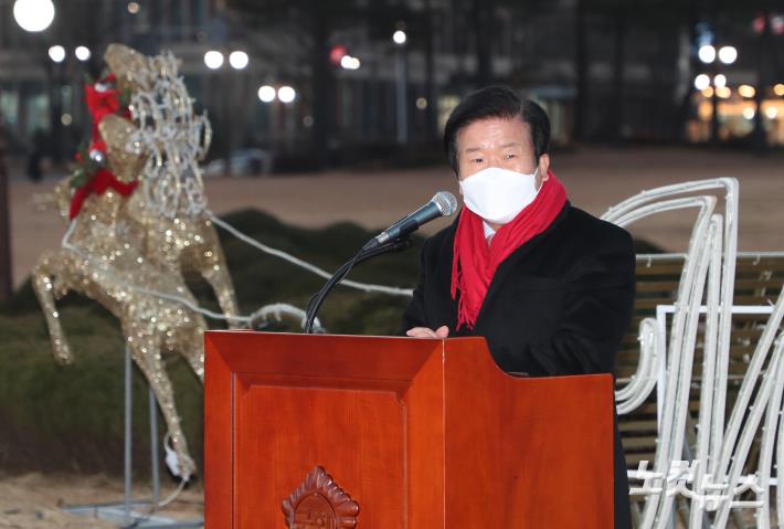 국회 성탄트리 점등식, 인사말하는 박병석 국회의장