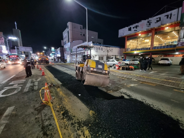 1일 오후 5시 50분쯤 경기 안양에서 평탄화용 롤러가 작업자 3명을 덮쳐 작업자가 모두 사망했다. 경기도소방재난본부 제공