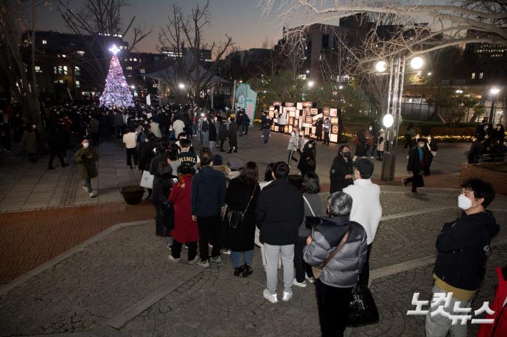 윤석열 대선후보와 셀카 위해 줄선 시민