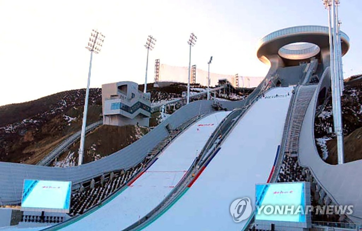 2022년 베이징 동계 올림픽이 열리는 중국 허베이성 장자커우 국가스키점프센터의 지난 5일 모습. 연합뉴스