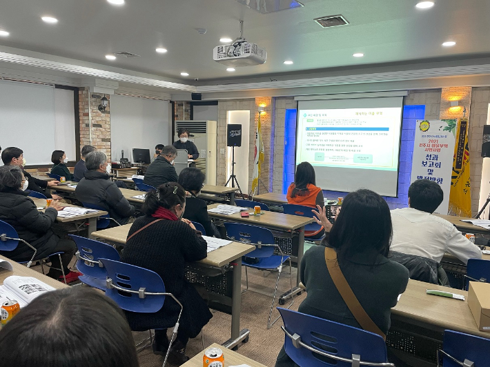 전북 전주시 농업기술센터는 지난 7일 전주시소상공인연합회 강당에서 마을부엌 사업 참여자들과 활동가 등 관계자들이 참석한 가운데 '전주형 마을부엌' 시범사업 성과보고회를 가졌다. 전주시 제공