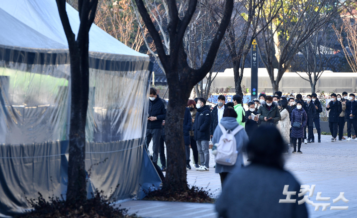 서울광장 임시선별검사소를 찾은 시민들이 검사를 받기 위해 줄을 서 있다. 박종민 기자