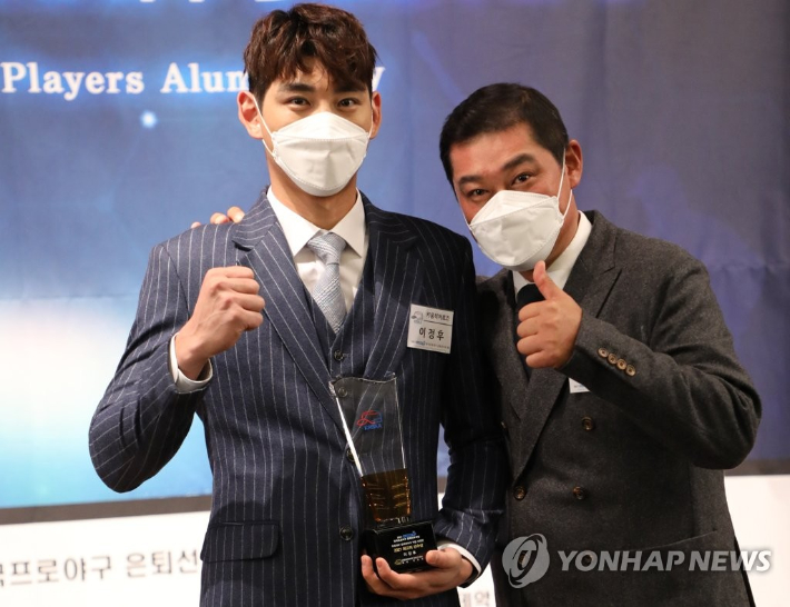 '제9회 한국프로야구 은퇴선수의 날' 행사에서 이종범 은퇴선수협 부회장이 최고의 선수상을 받은 아들 이정후(키움)와 기념 촬영을 하고 있다. 연합뉴스