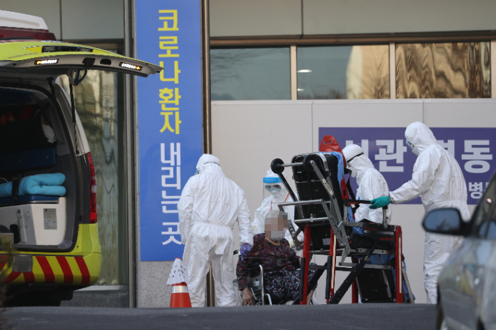 8일 오후 서울 은평구 서울특별시립 서북병원에서 의료진이 구급차를 타고 도착한 환자를 옮기고 있다. 연합뉴스