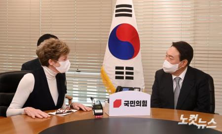 캐슬린 스티븐스 전 주한미국대사와 만나는 윤석열 대선후보