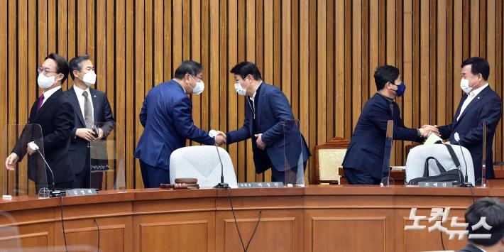 정개특위 첫 회의, 인사하는 여야 의원들