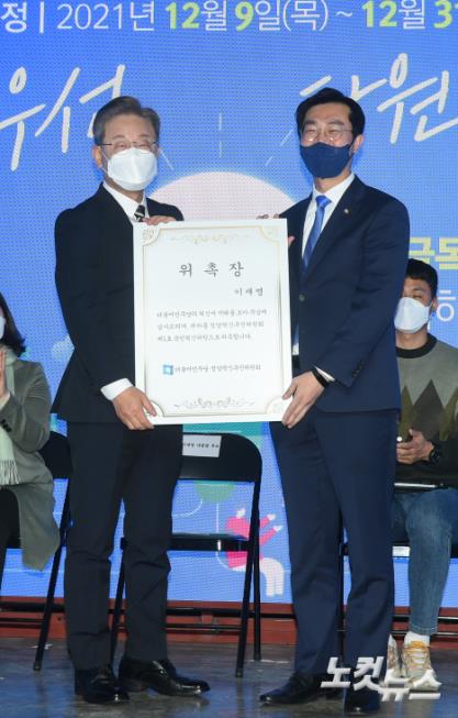 장경태 더불어민주당 혁신위원장이 9일 오전 서울 마포구 가온스테이지에서 열린 정당혁신추진윈위원회 출범식에서 이재명 더불어민주당 대선 후보에게 제1호 국민혁신위원 위촉장을 전달하고 있다.