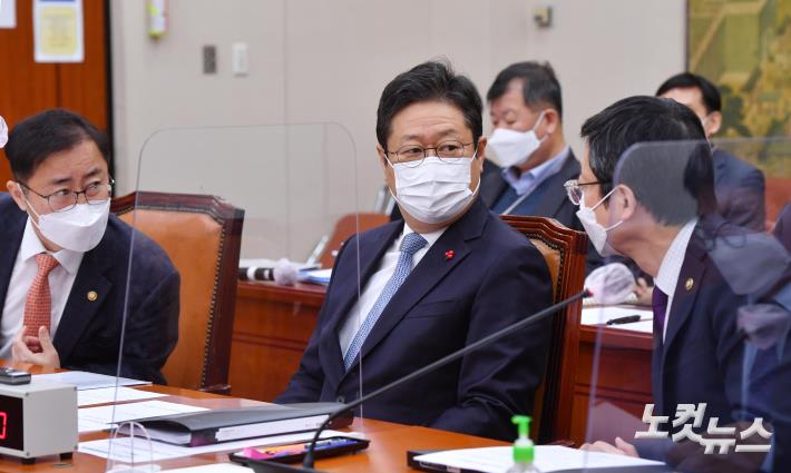 차관들과 대화하는 황희 장관