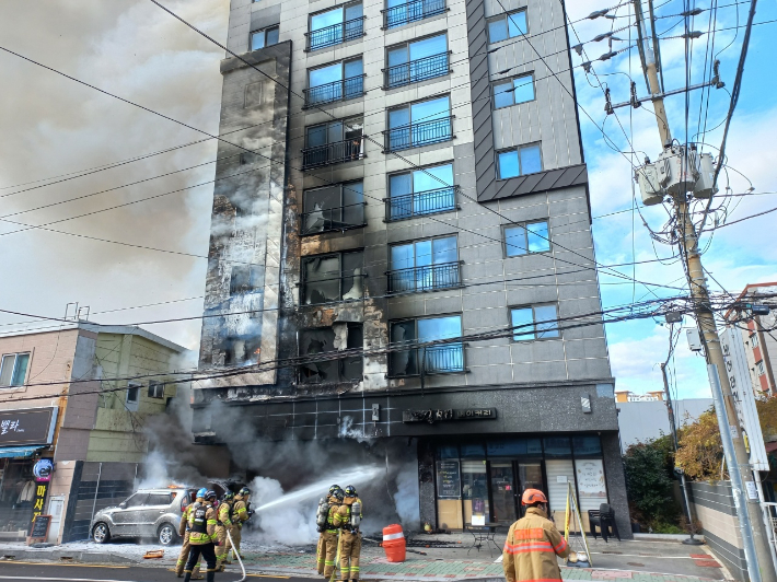 9일 오전 부산 동래국 안락동 9층짜리 오피스텔에서 불이 나 주민 10명이 병원으로 옮겨졌다. 부산 동래경찰서 제공