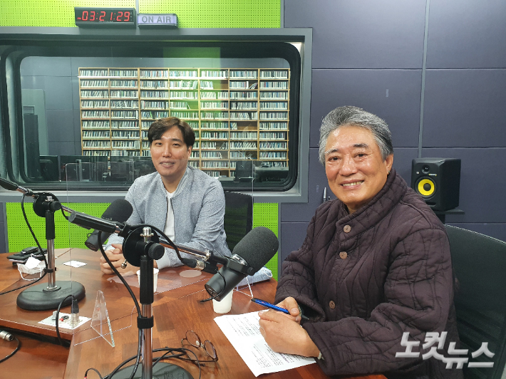 강원CBS 시사프로그램 <서정암의 시사줌인>에 출연한 강원도 무형문화재 24호 박경수 필장(우)과 박상현 이수자(좌). 강민주PD.