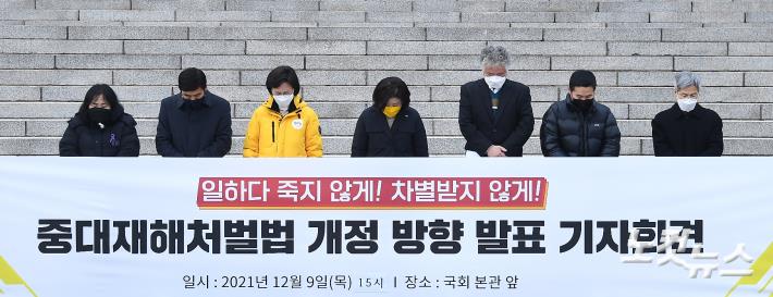 산재사망사고 유가족들과 묵념하는 심상정 대선후보