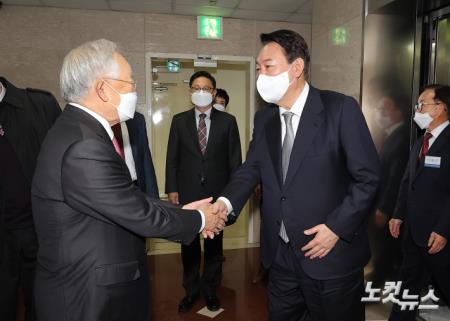 손경식 경총 회장과 만나는 윤석열 대선후보