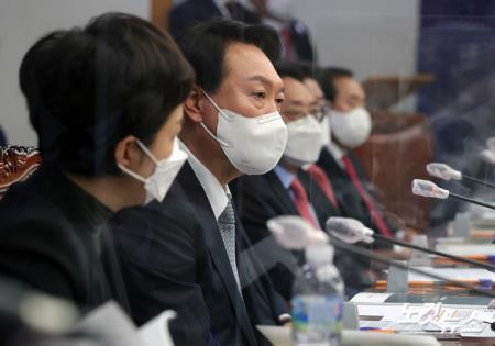 간담회 발언하는 윤석열