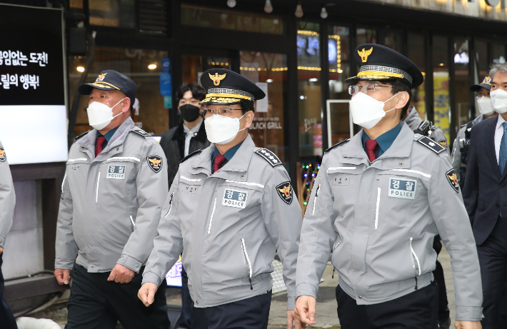 김창룡 경찰청장은 9일 부천시 원미구의 유흥시설 밀집 지역을 찾아 방역상황을 점검했다. 연합뉴스