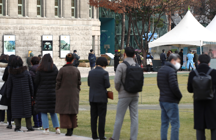 9일 서울시청 앞에 마련된 서울광장 코로나19 선별진료소에서 검사를 받으려는 시민들이 줄을 서고 있다. 연합뉴스