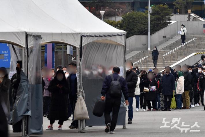 코로나19 임시선별검사소를 찾은 시민들이 검사를 받기 위해 줄을 서 있다. 박종민 기자