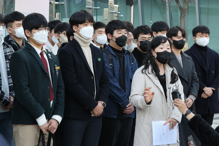 출제오류 논란이 불거진 수능 생명과학Ⅱ 문항을 둘러싼 첫 법정공방이 열린 지난 8일 한국교육과정평가원을 상대로 집행정지를 신청한 수험생과 소송대리인이 서울 서초구 서울행정법원에서 열린 심문이 끝난 뒤 법정에서 나와 기자회견을 하고 있다. 연합뉴스