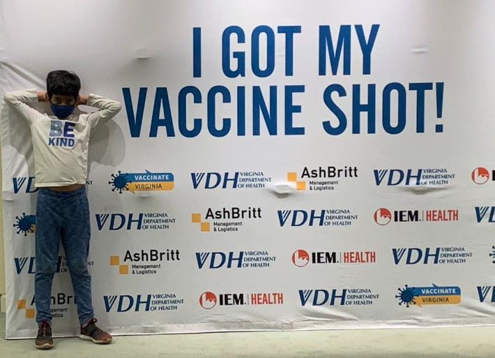 미국 버지니아의 한 코로나 백신 접종소에서 어린이가 2차 접종 뒤 포즈를 취하고 있다. 권민철 기자