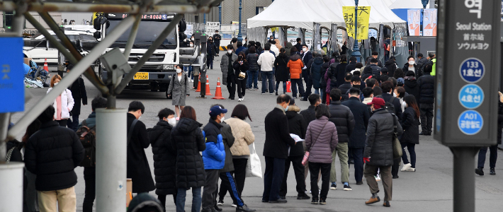 코로나19 신규 확진자 수가 7천102명으로 이틀 연속 7천명대를 기록한 9일 서울역광장 임시선별검사소를 찾은 시민들이 검사를 받기 위해 줄을 서 있다. 박종민 기자