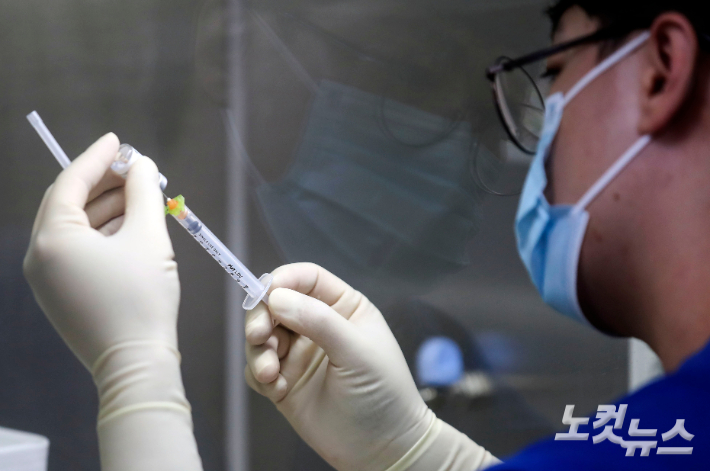 서울 중구 국립중앙의료원 중앙예방접종센터에서 의료진이 백신을 분주하고 있다. 황진환 기자