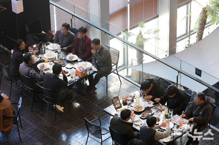 서울 종로구 광화문 한 식당에 시민들이 점심 식사를 하고 있다. 이한형 기자