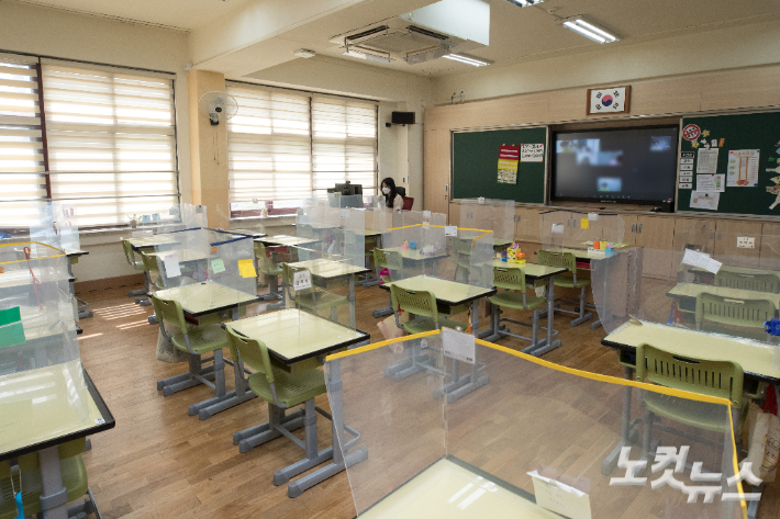 서울 강동구 한산초등학교에서 교사가 원격수업을 하는 모습. 사진공동취재단