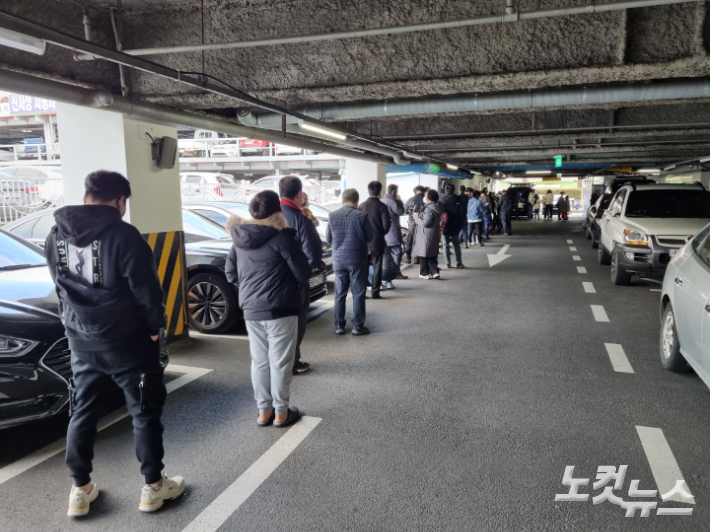 10일 사상구보건소 선별진료소 주차장 안까지 검사자들이 줄을 선 모습. 박진홍 기자