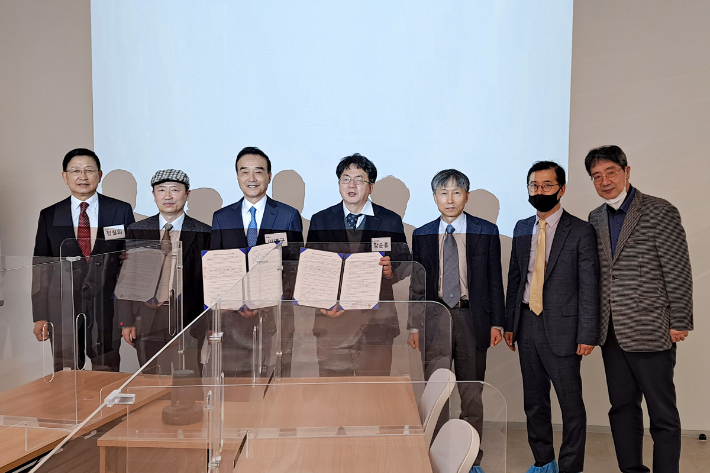  장순흥 한동대학교 총장(왼쪽에서 네 번째)과 이병구 네패스 회장(왼쪽에서 세 번째) 등 양기관 관계자들이 반도체 계약학과를 신설하기로 합의했다. 한동대 제공
