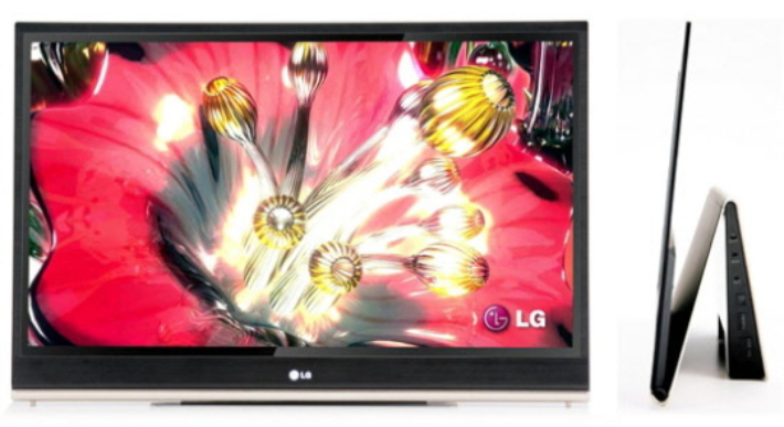 LG전자가 2009년 12월 국내에 첫 선을 보인 15인치 OLED TV. 출고가는 300만원에 육박했다. LG전자 제공