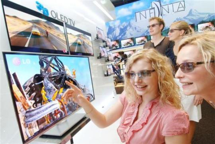 LG전자는 2010년 9월 유럽 최대 가전전시회인 'IFA 2010'에서 두께가 0.29cm에 불과한 31인치 OLED TV를 공개했다. LG전자 제공