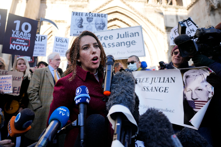 줄리언 어산지의 약혼자인 스텔라 모리스가 10일 영국 런던 고등법원 앞에서 기자회견을 하고 있다. 연합뉴스