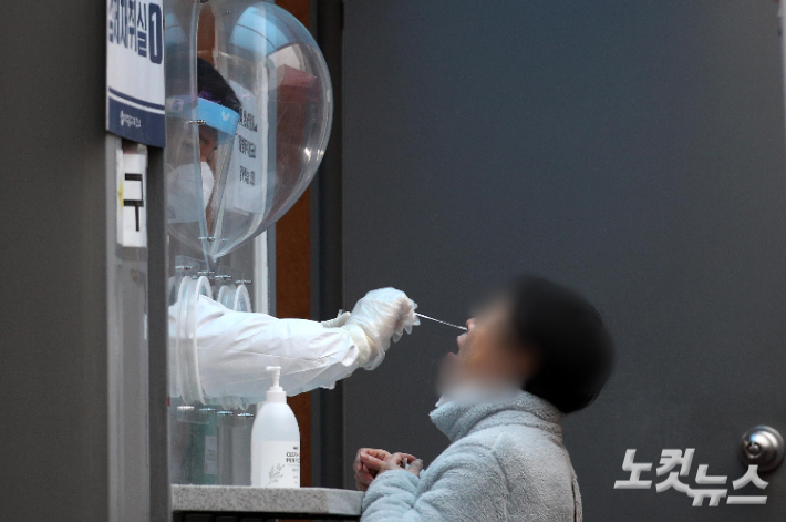코로나19  선별진료소에서 의료진이 검체를 채취하고 있다. 박종민 기자