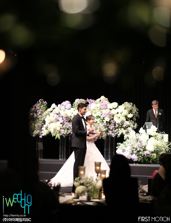 배우 이예림과 축구선수 김영찬이 11일 결혼식을 치르고 있다. 아이패밀리SC 제공