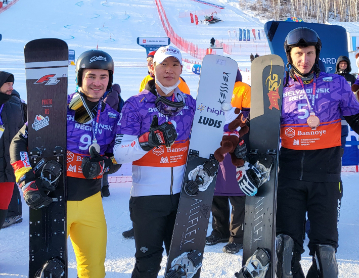 금메달리스트 이상호(가운데). 왼쪽은 2위 바우마이스터, 오른쪽은 3위 소볼레프. 대한스키협회 제공