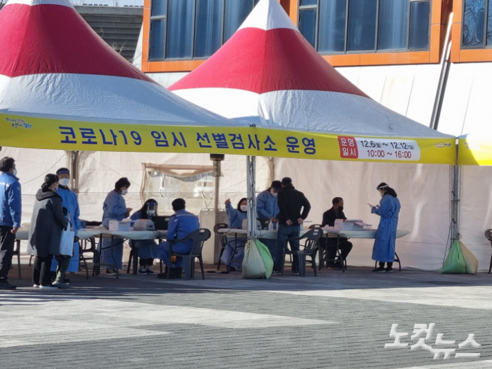 코로나19 임시선별검사소에서 시민들이 검체를 받기 위한 절차를 진행하고 있다. 김대기 기자