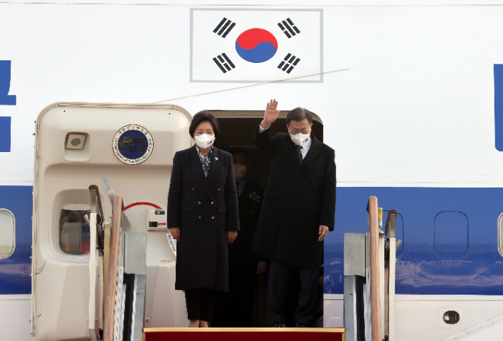문재인 대통령과 김정숙 여사가 3박4일간의 호주 국빈 방문을 위해 12일 오전 성남 서울공항에서 공군 1호기에 탑승하며 인사하고 있다. 연합뉴스