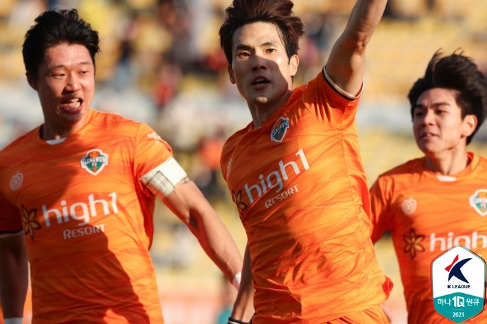 기뻐하는 강원FC 한국영. 한국프로축구연맹 제공