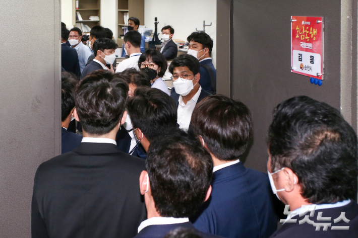 국민의힘 이준석 대표와 의원들이 지난 9월 13일 고위공직자비리수사처수사관들이 2차 압수수색을 시도하고 있는 국민의힘 김웅 의원의 국회 의원회관 사무실로 들어가고 있다. 윤창원 기자