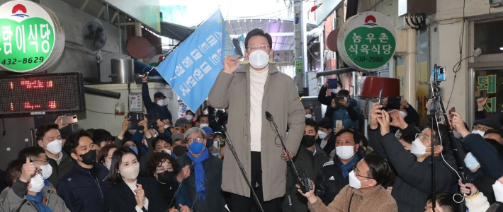 더불어민주당 이재명 대선 후보가 지난 12월 12일 조선시대 5대 시장으로 꼽히던 경북 김천시 김천 황금시장을 방문해 시민들에게 지지를 호소하고 있다. [연합뉴스 자료사진] 연합뉴스