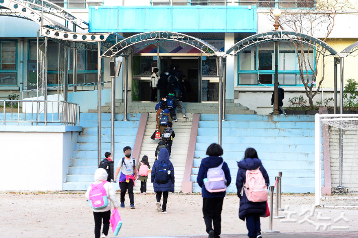 전국 초·중·고교 전면등교가 실시된 지난달 22일 서울 용산구 금양초등교에서 학생들이 등교하고 있다. 사진공동취재단