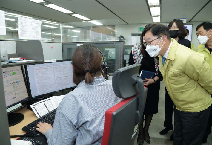 박범계 법무부 장관이 지난 10일 서울 양천구 목동 외국인종합안내센터(1345 콜센터)를 방문, 관계자와 이야기를 나누는 모습. 연합뉴스