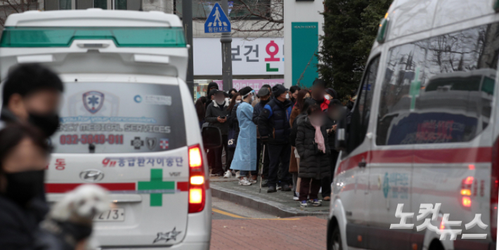 선별진료소에서 시민들이 검사를 받기 위해 줄을 서 있다. 박종민 기자