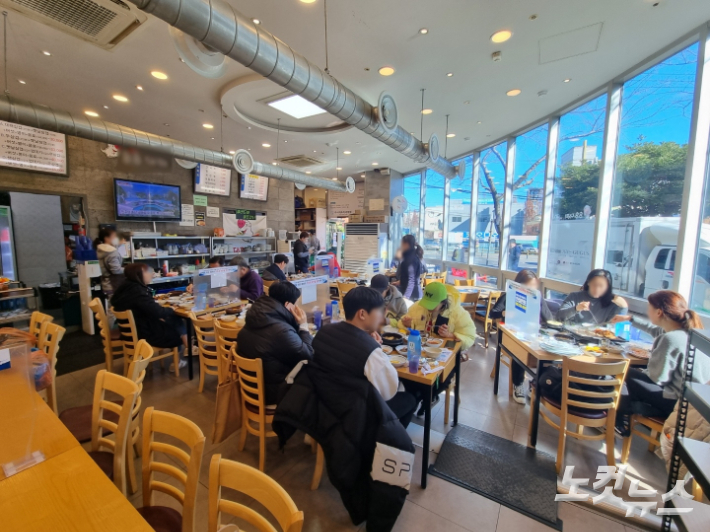 식당과 카페 등에 '방역패스'가 본격 적용된 13일 부산 부산진구 한 식당에서 손님들이 식사를 하고 있다. 박진홍 기자