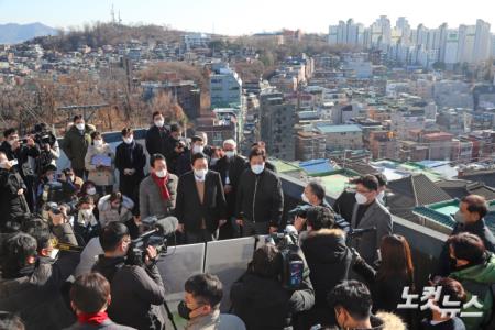 윤석열 국민의힘 대선 후보와 오세훈 서울시장이 13일 오후 서울 강북지역 주택 재건축 정비구역을 찾아 관계자로부터 설명을 듣고 있다.