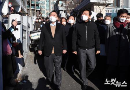 윤석열 국민의힘 대선 후보와 오세훈 서울시장이 13일 오후 서울 강북지역 주택 재건축 정비구역을 찾아 현장을 둘러보고 있다.