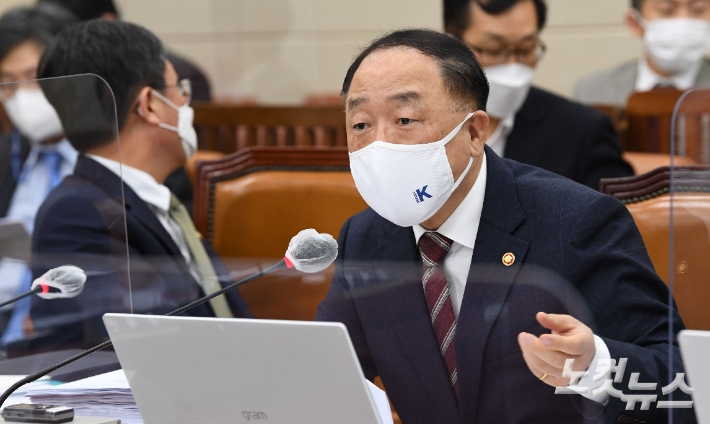 홍남기 경제부총리 겸 기획재정부 장관. 윤창원 기자