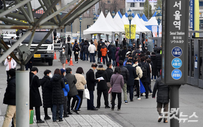 지난 9일 서울역광장 임시선별검사소에서 의료진이 검체를 채취하고 있다. 박종민 기자